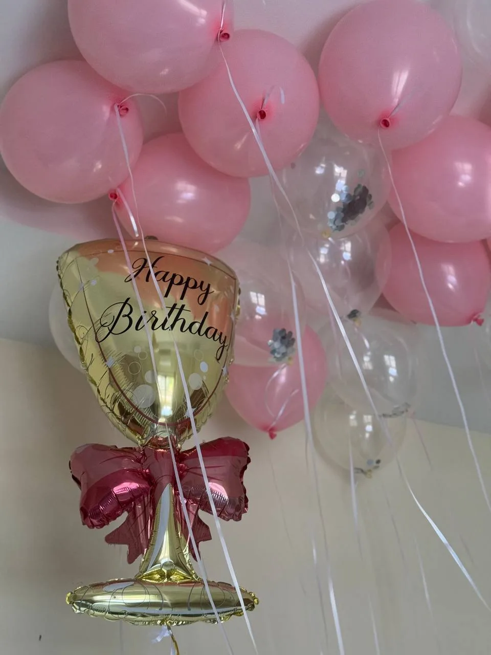 Композиция с воздушным шаром в форме бокала Happy Birthday