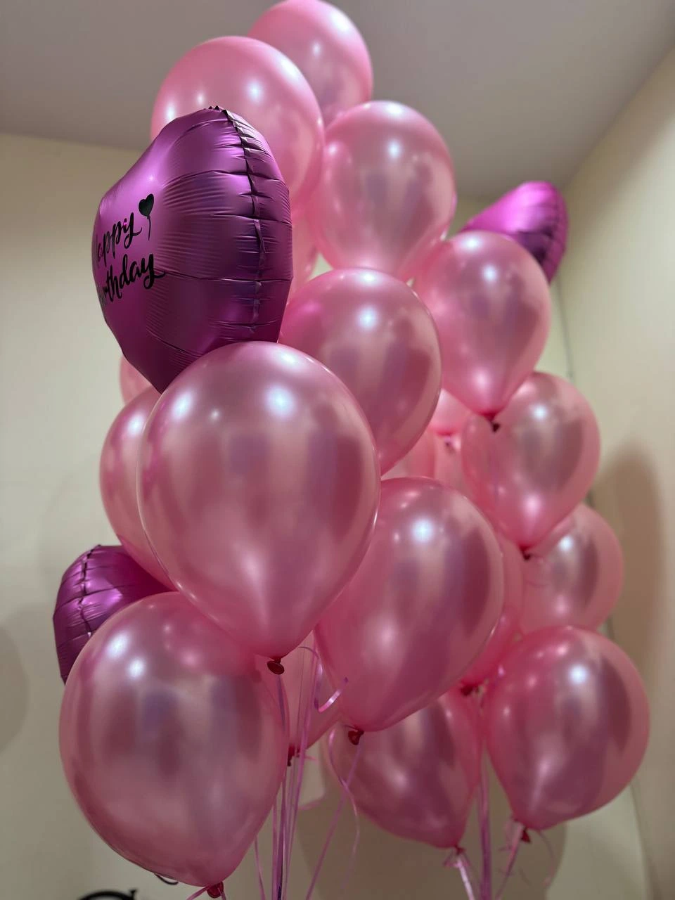 Композиция из розовых воздушных шаров и сердец Happy Birthday