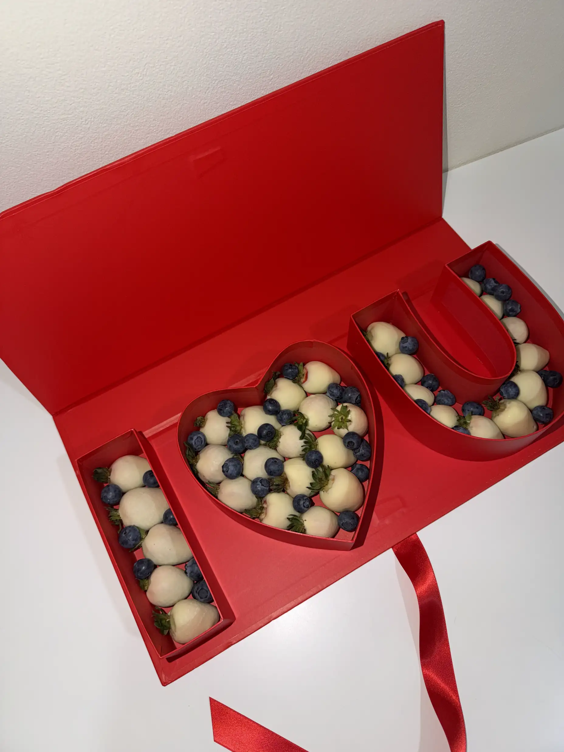 Клубника в белом шоколаде «I love you»