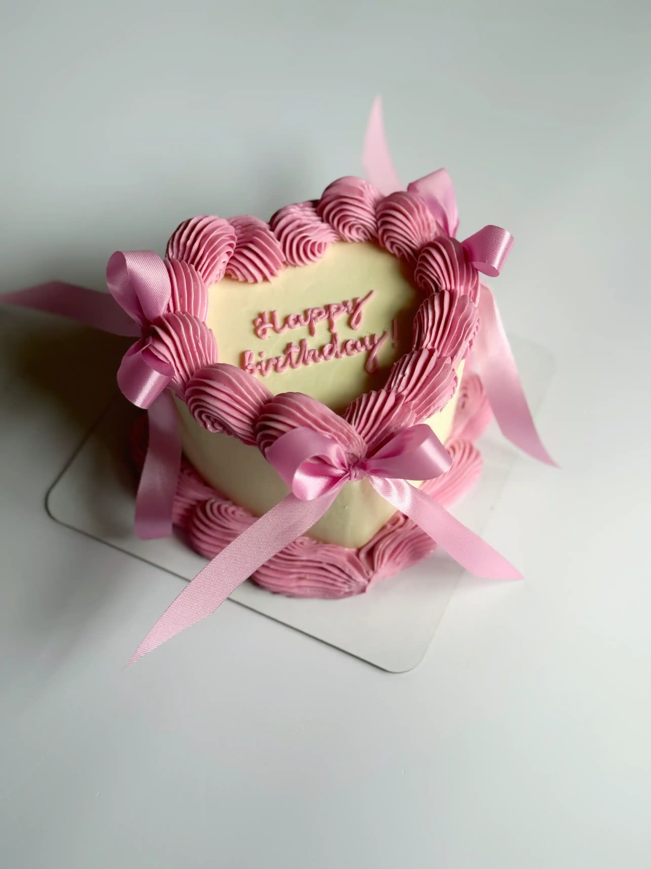 Торт Ламбет в форме сердца «Happy birthday»