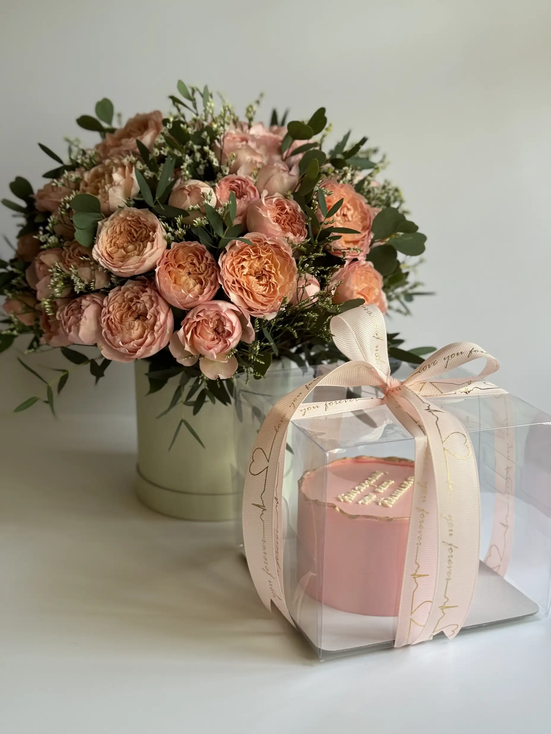 Нежно розовый бенто торт с надписью
