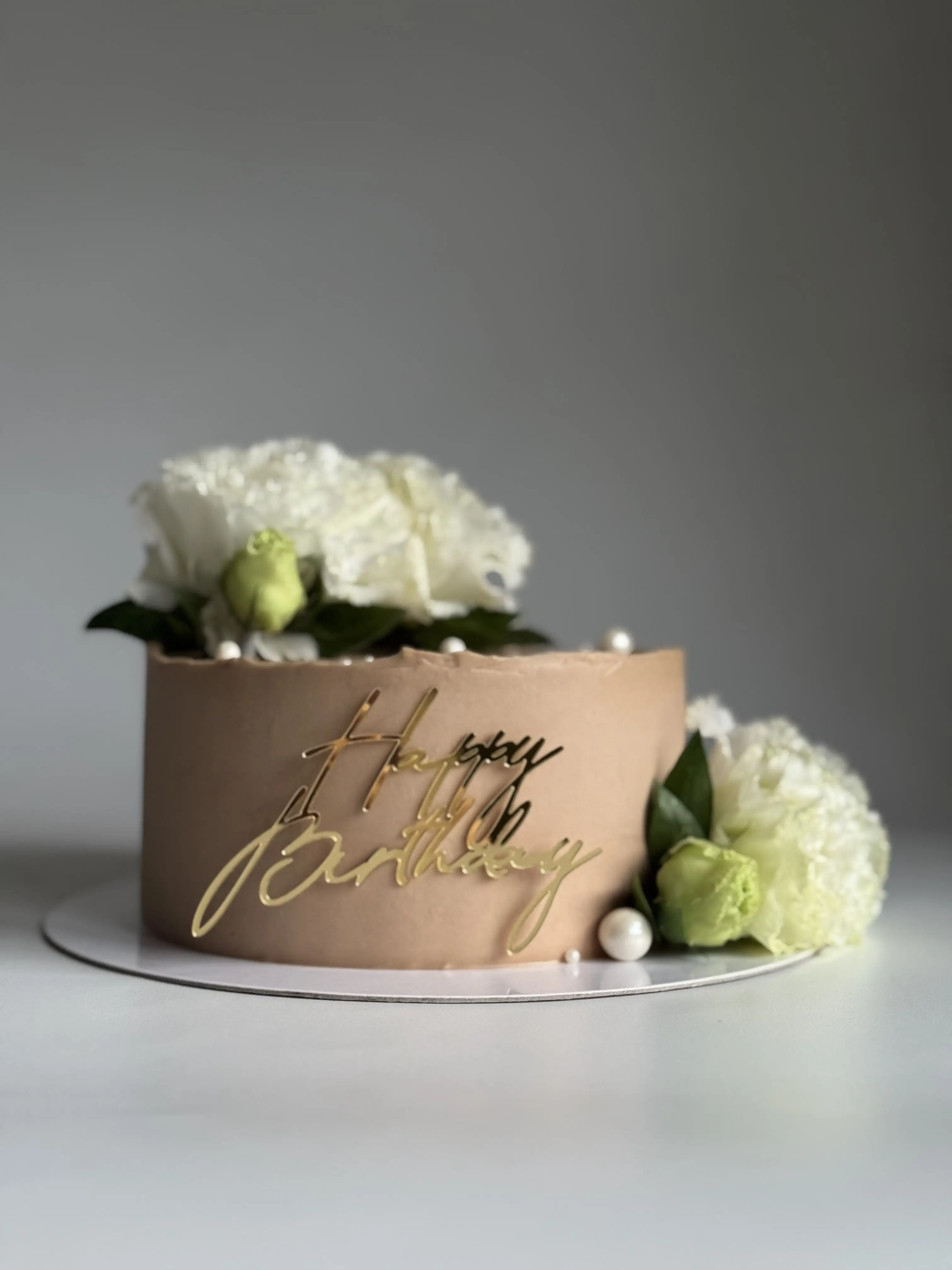 Бенто торт с декором из живых цветов «Happy Birthday»